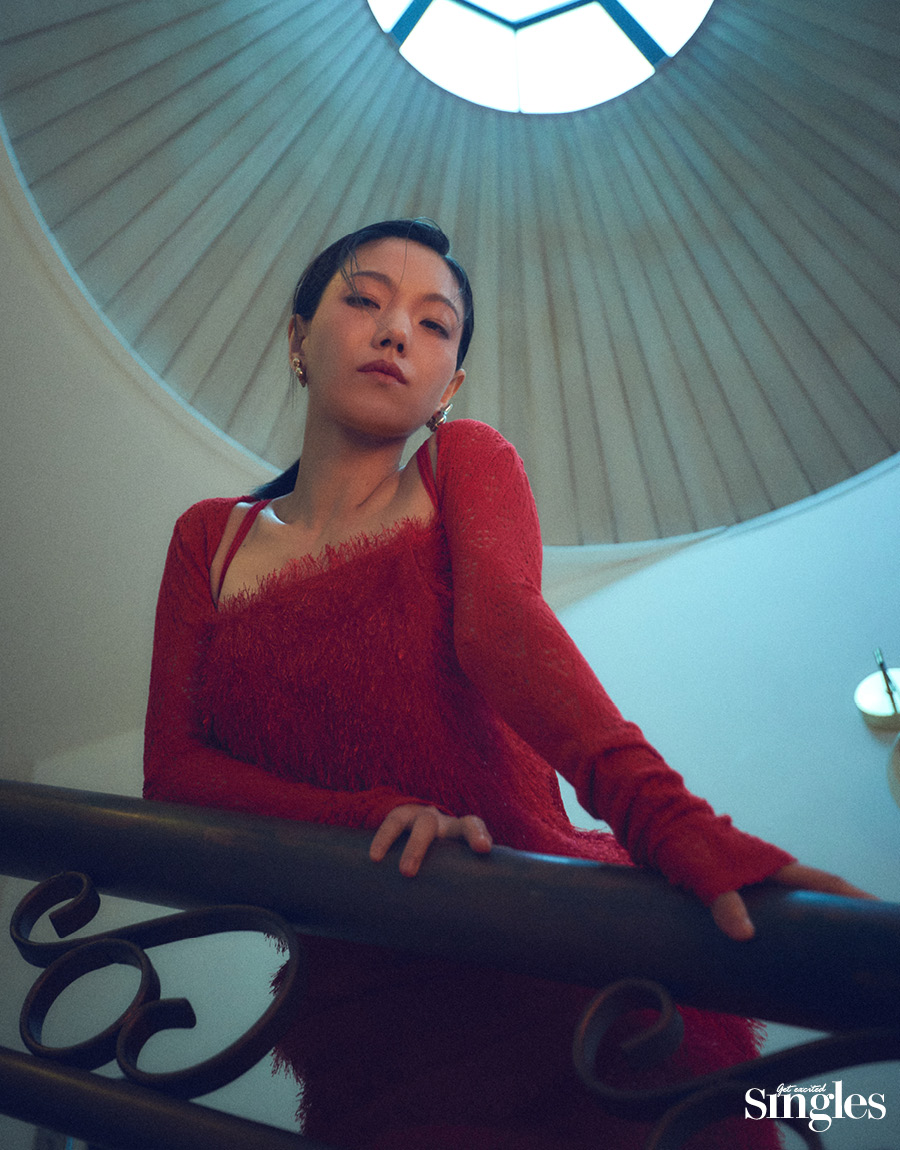 김신록과 잉크의 레드드레스가 등장하는 싱글즈의 화보